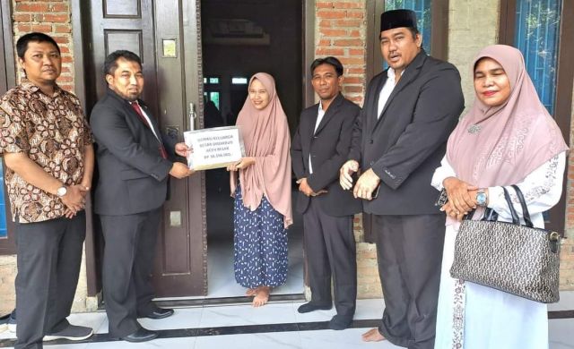 Pj Bupati Aceh Besar Serahkan Donasi untuk Mahasiswi Aceh Besar yang Sakit di Mesir